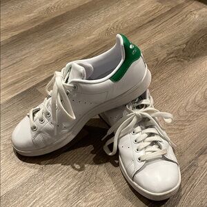Adidas women’s Stan Smith retro green and white sneakers! Size 8.5